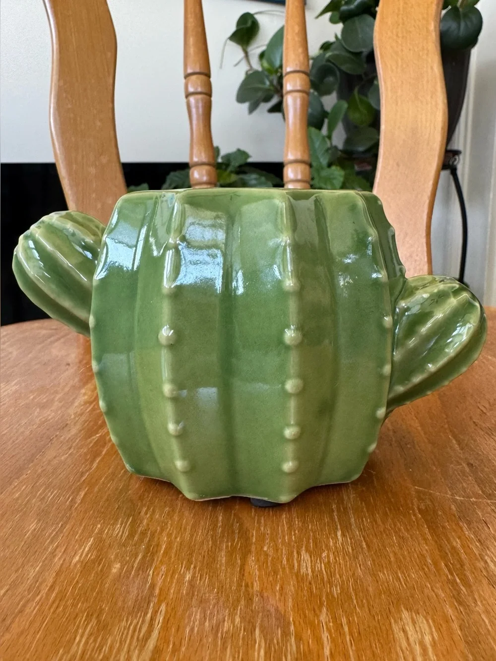 Ceramic Green Cactus Planter with Gloss Finish. 6.7 in. Excellent Cond.